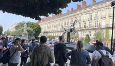 Le cheval mécanique Zeus attire déjà la foule à Nantes : une file d’attente avant de