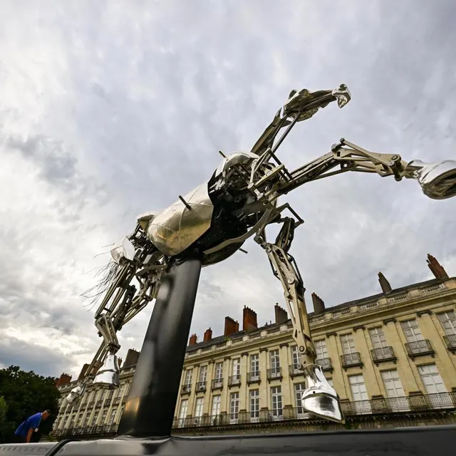 photo le cheval mécanique zeus des jeux olympiques de paris est installé cours cambronne, à nantes, depuis vendredi matin, où il va séjourner jusqu’au 28 septembre.  ©  franck dubray / ouest-france