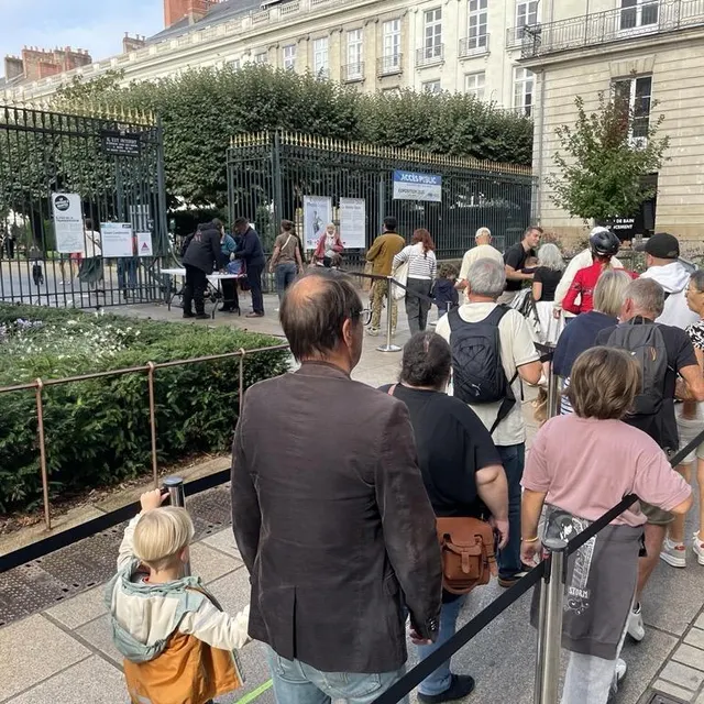 photo il faut être un peu patient pour admirer zeus, ce samedi en fin de matinée. tout le week-end, il y aura forcément de l’attente, mais on peut voir l’œuvre jusqu’au 28 septembre.  ©  ouest-france