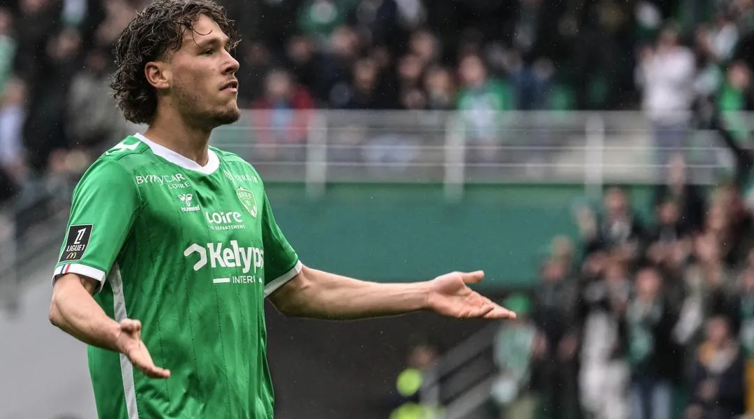 Ligue 2. Toujours invaincu, Saint-Etienne domine Reims et reprend la tête du championnat . Sport