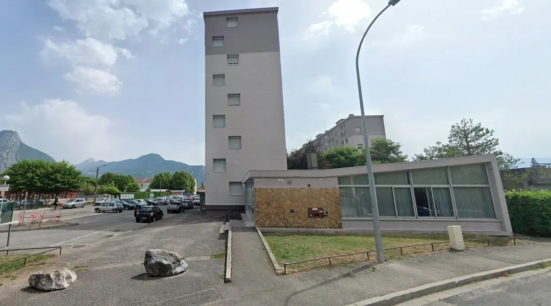 Un tag islamophobe et des os de porc découverts devant une salle de prière près de Grenoble