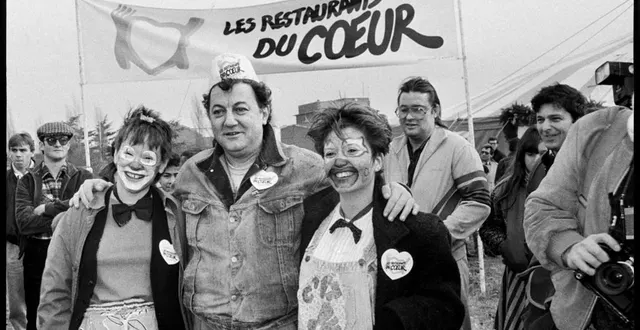photo  coluche lors de l’inauguration des restos du cœur à gennevilliers, le 21 décembre 1985.  ©  michel gangne/ archives afp 