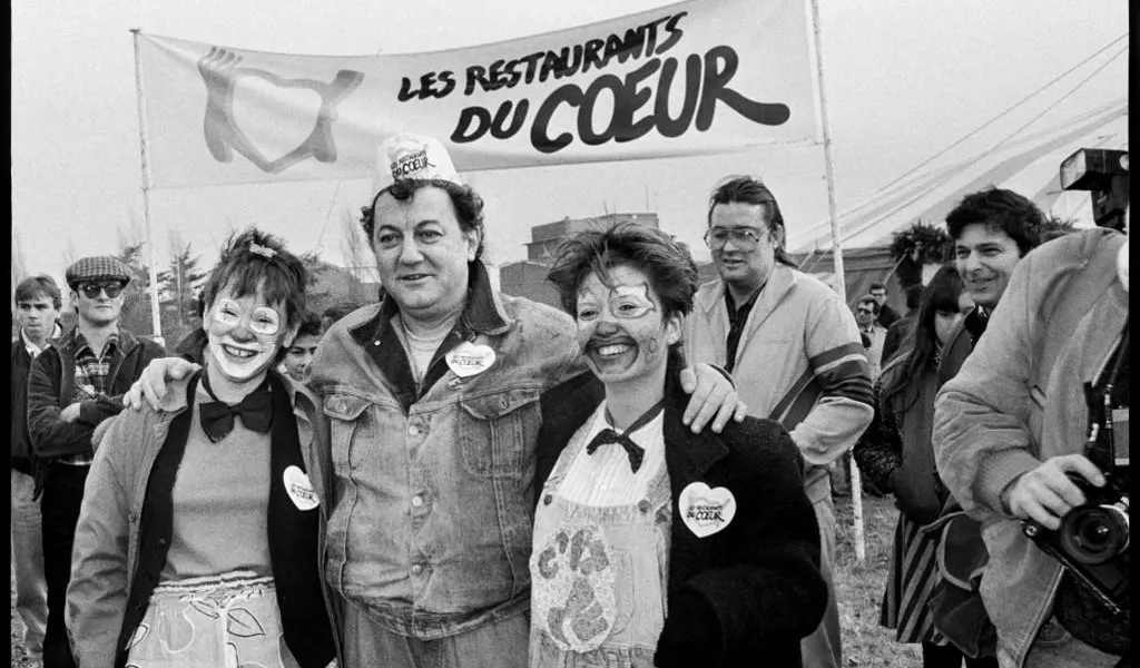 RÉCIT. Il y a quarante ans, la « petite idée » de Coluche devenait les Restos du Cœur