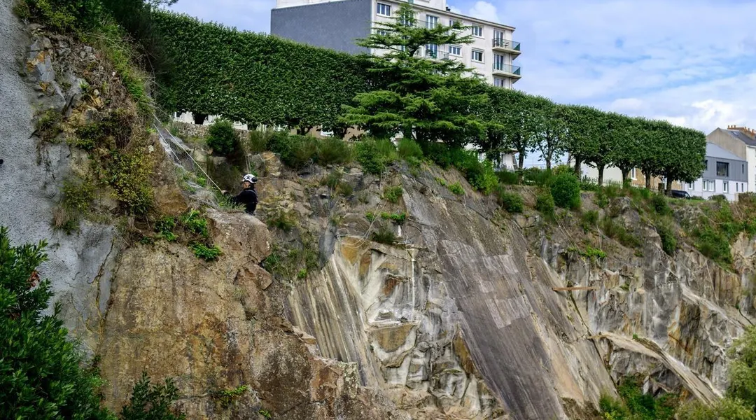Quatre-vingt-dix voies d’escalade et une via ferrata en plein centre de Nantes . Sport
