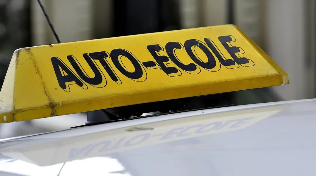 Les auto-écoles en colère manifestent à Paris ce lundi