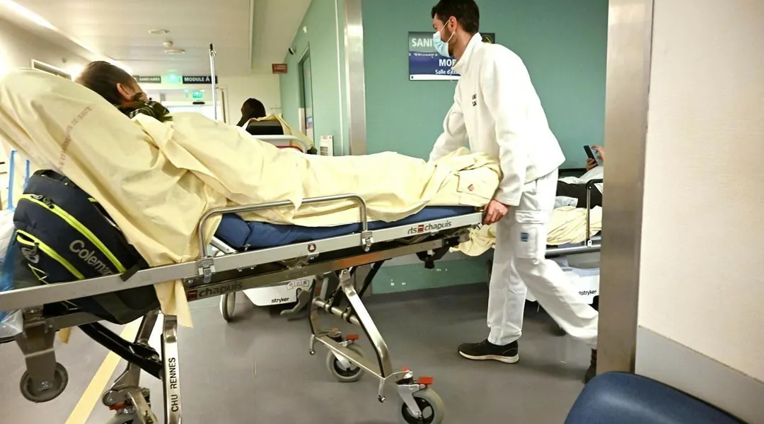 « Seul la nuit avec 30 patients » : à Rennes, les urgences à bout de souffle cherchent une