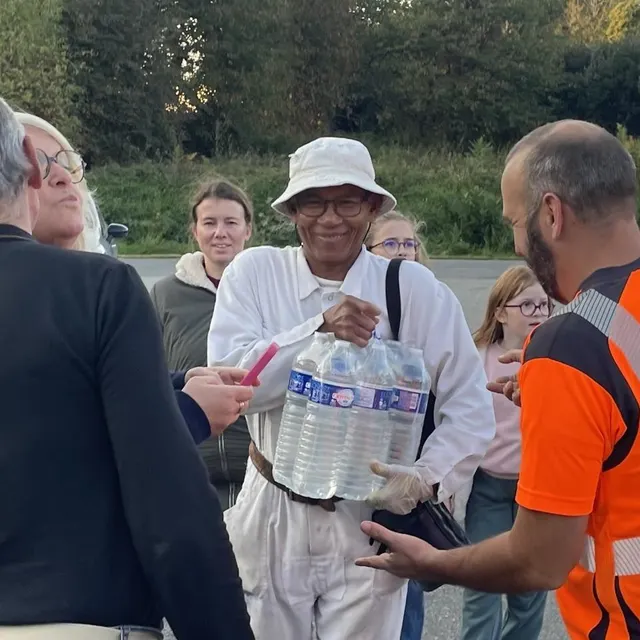photo distribution d’eau en bouteille à corps-nuds, lundi soir 29 septembre 2025, alors qu’une rupture de canalisation a privé d’eau courante une partie des habitants.  ©  ouest-france