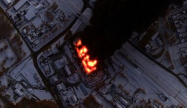 Cette image satellite publiée le 24 février 2024 par Maxar Technologies montre une vue rapprochée d'une raffinerie de pétrole en feu, à Klintsy, le 19 janvier 2024