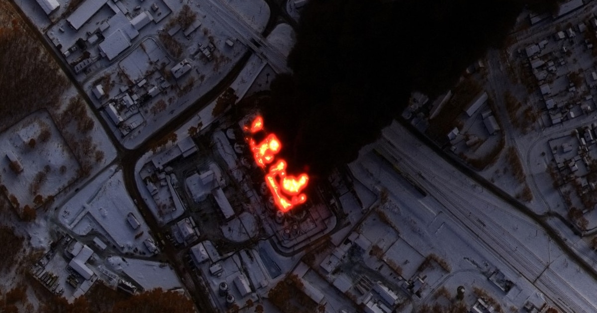 Cette image satellite publiée le 24 février 2024 par Maxar Technologies montre une vue rapprochée d'une raffinerie de pétrole en feu, à Klintsy, le 19 janvier 2024