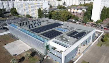 La toiture de la piscine du Grand Parc et ses nombreux panneaux solaires.