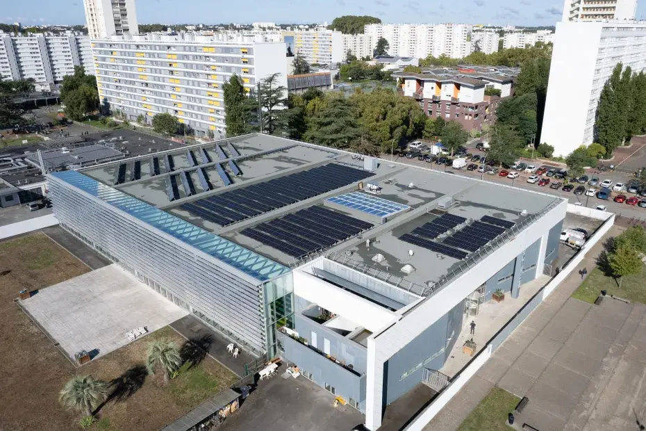 La toiture de la piscine du Grand Parc et ses nombreux panneaux solaires.