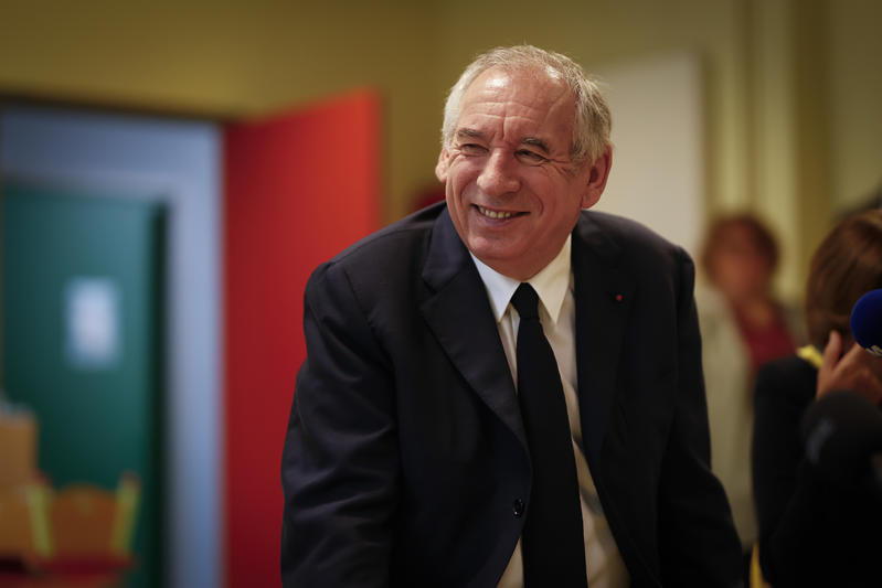 « Bye bye, Bayrou ! » : dans toute la France, des « pots de départ » s’organisent devant les mairies