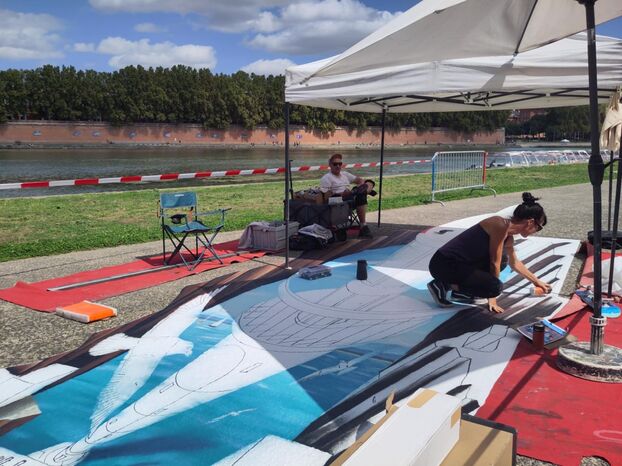 Sur les bords de Garonne, quai Viguerie, Nikita travaille à l'anamorphose du phare de Port-la-Nouvelle. LP/ Paul Perie