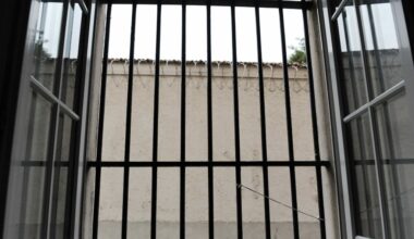 Le détenu avait réussi à écarter les barreaux de la fenêtre de sa cellule, il s'était ensuite enduit le corps d’un gel pour faciliter son passage. WITT/SIPA