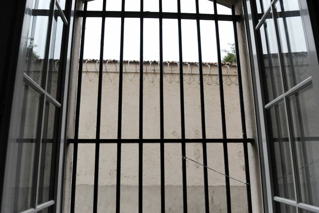 Le détenu avait réussi à écarter les barreaux de la fenêtre de sa cellule, il s'était ensuite enduit le corps d’un gel pour faciliter son passage. WITT/SIPA