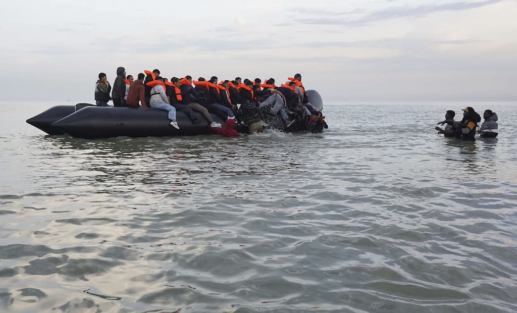 Les migrants présents au nord de la France ont été la cible d’une campagne publicitaire du Home Office les avertissant qu’ils risquent d’être renvoyés en France s’ils traversent la Manche dans de petites embarcations. © Alexopoulos/LNP/Shutterstock/SIPA