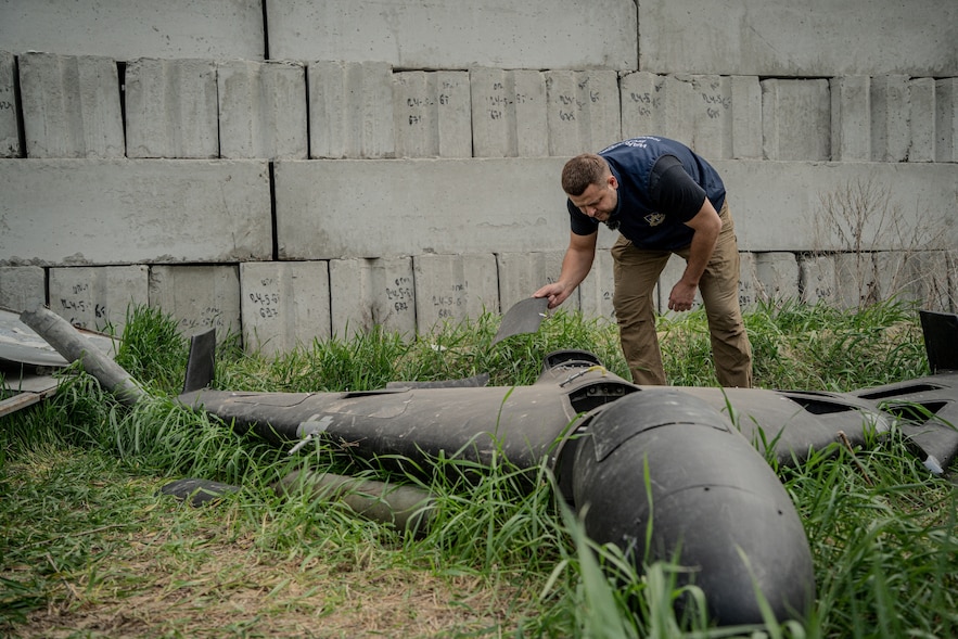 Les restes d'un drone explosif Shahed russe abattu par la défense aérienne ukrainienne, le 30 avril 2025 à Kharkiv.