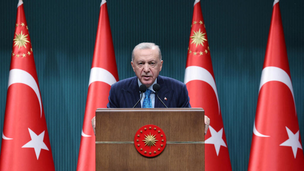 Le président turc Tayyip Erdogan s'exprime lors d'une conférence de presse à l'issue d'une réunion du Conseil des ministres à Ankara, en Turquie, le 16 juin 2025.