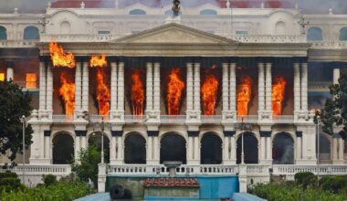 le Premier ministre démissionne face à la colère de la rue, le parlement en feu – Libération