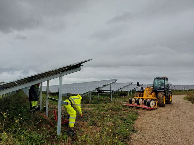 Saint-Germain-Laxis, 23 septembre 2025. Après la pose de 8600 modules photovoltaïques au sol, le chantier se termine avec la phase de raccordement électrique en vue d'une mise en service  en novembre prochain.
