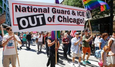 Des manifestants brandissent des pancartes lors d'un défilé à l'occasion de la fête du Travail, à Chicago, le 1er septembre 2025