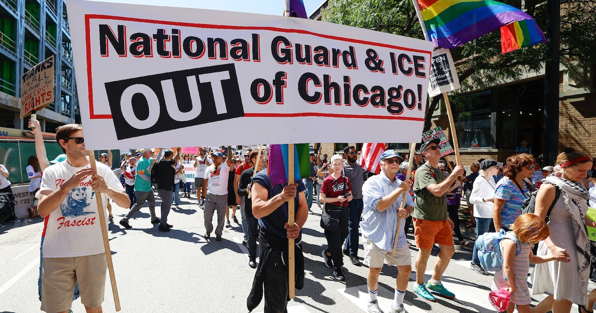 Des manifestants brandissent des pancartes lors d'un défilé à l'occasion de la fête du Travail, à Chicago, le 1er septembre 2025