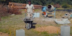 Vianney bâtit sa cabane “sur le roc”