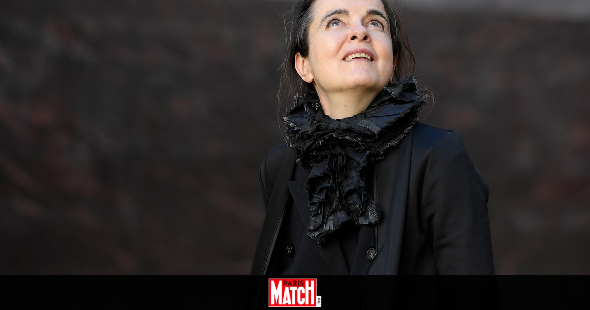 Amélie Nothomb explique avec émotion pourquoi elle a eu du mal à terminer l'écriture de son dernier livre : "Elle est là"