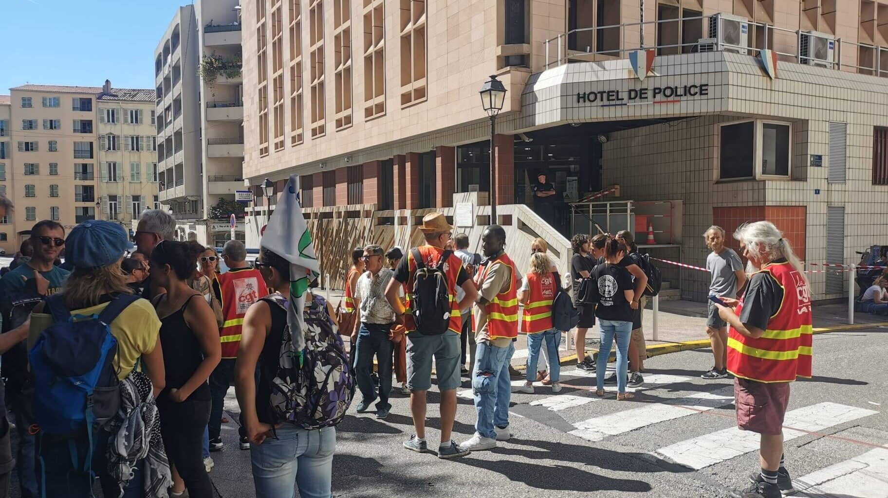 Grève du 18 septembre: "Il y a eu un attroupement et des cris", interpellation musclée de deux lycéennes devant Dumont-d'Urville à Toulon