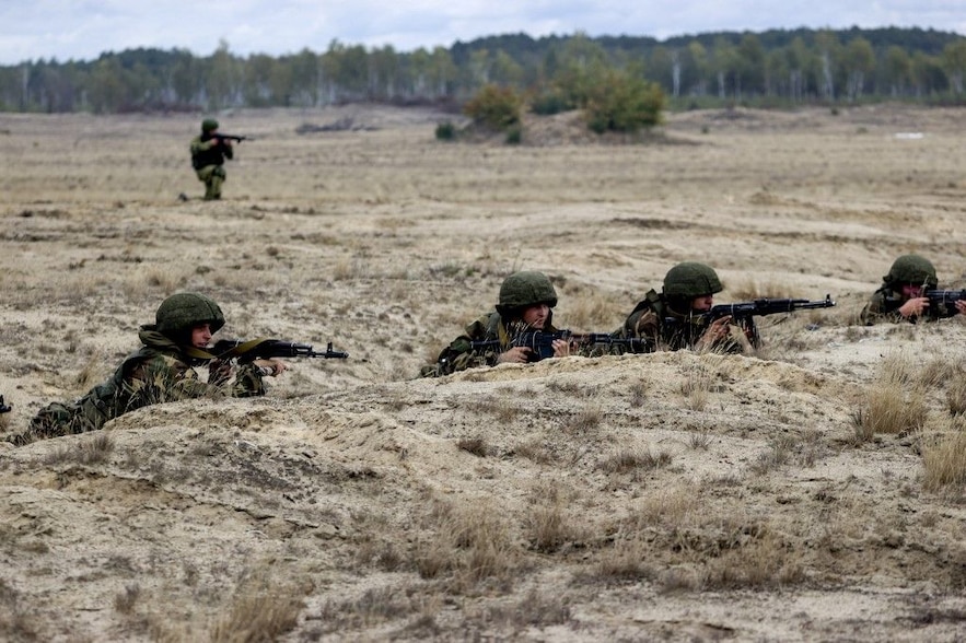 Des troupes russes et biélorusses participant à l'exercice militaire Zapad-2021 dans la région de Brest en Biélorussie le 14 septembre 2021