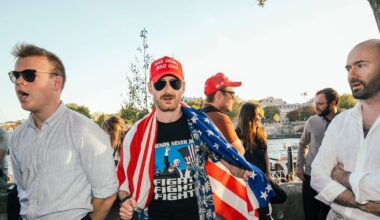 à Paris, une extrême droite clairsemée rend hommage à Charlie Kirk – Libération