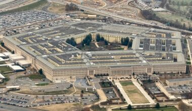 (ARCHIVES) Vue du Pentagone le 13 décembre 2024, à Washington, DC. Le président Donald Trump va changer le nom du ministère de la Défense en « ministère de la Guerre », a annoncé la Maison Blanche le 4 septembre 2025, après que le dirigeant américain ait suggéré à plusieurs reprises un changement d'image afin de projeter une image plus puissante. Trump signera un décret autorisant l'utilisation du nom « Département de la Guerre » comme « titre secondaire » pour ce vaste département, selon un document de la Maison Blanche, son titre officiel étant établi par le Congrès. (Photo de Daniel SLIM / AFP)