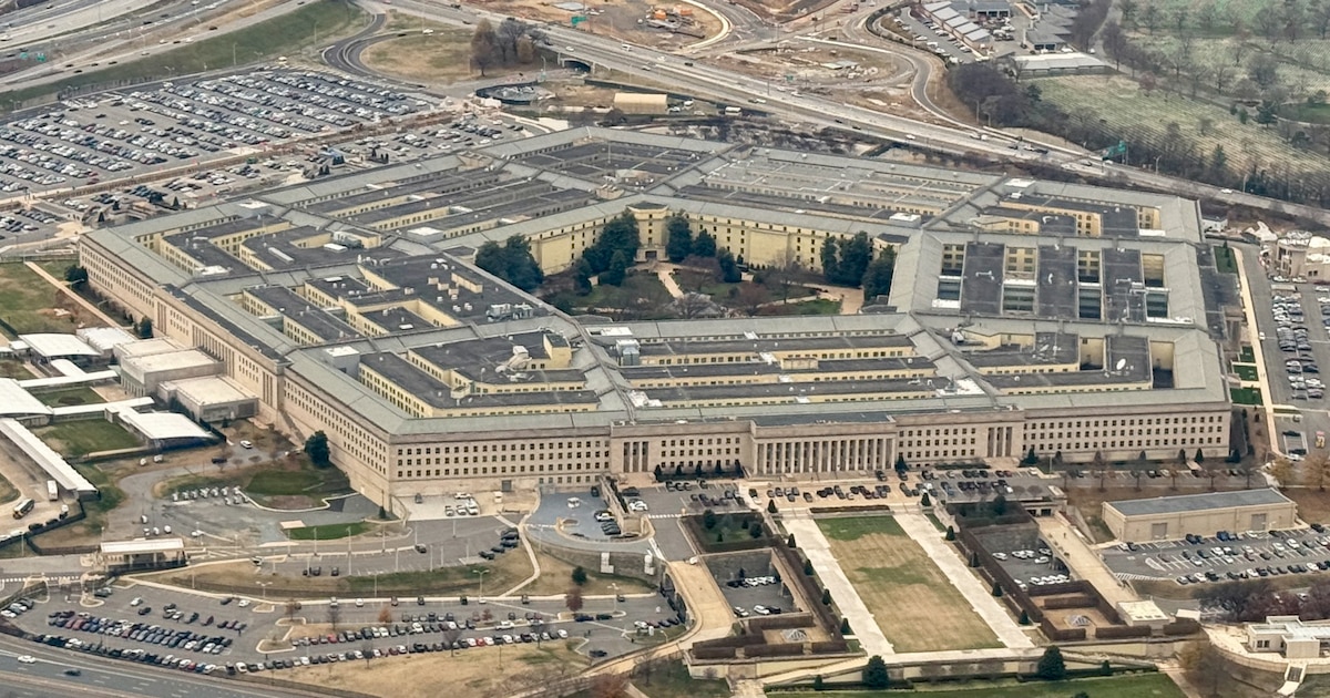 (ARCHIVES) Vue du Pentagone le 13 décembre 2024, à Washington, DC. Le président Donald Trump va changer le nom du ministère de la Défense en « ministère de la Guerre », a annoncé la Maison Blanche le 4 septembre 2025, après que le dirigeant américain ait suggéré à plusieurs reprises un changement d'image afin de projeter une image plus puissante. Trump signera un décret autorisant l'utilisation du nom « Département de la Guerre » comme « titre secondaire » pour ce vaste département, selon un document de la Maison Blanche, son titre officiel étant établi par le Congrès. (Photo de Daniel SLIM / AFP)