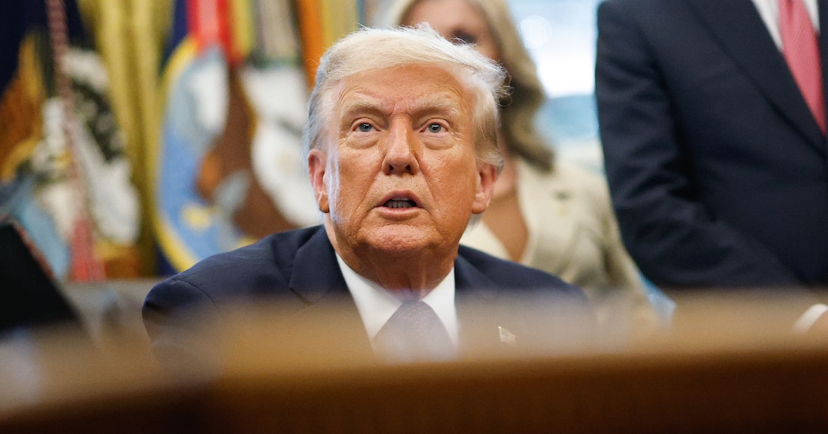 Le président américain Donald Trump répond aux questions des journalistes dans le bureau ovale de la Maison Blanche, à Washington, le 15 septembre 2025