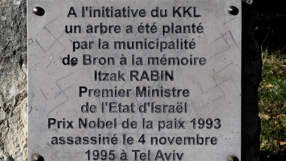 Croix gammées, « Mort aux Juifs »... De nouvelles inscriptions antisémites découvertes près de Lyon