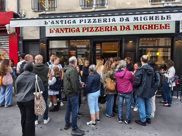Rue du Faubourg Saint-Antoine (XIe), le 2 septembre. Dès 19 heures, une queue épaisse se formant devant le restaurant, qui a su "teaser" son arrivée à Paris sur Instagram. LP/Flavien Gagnepain