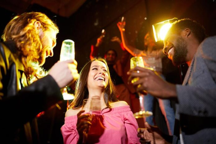 à quel âge le corps ne pardonne plus les excès tabac cigarette drogue alcool stress dette de sommeil Ma Santé Une femme qui fait la fête en ne se préoccupant pas de l'excès d'alcool ou de cigarette consommé.