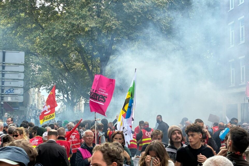 Du gaz lacrymogène est envoyé dans le cortège de la manifestation à Lille, rue Nationale.