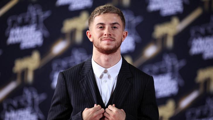 Le youtubeur français Michou pose sur le tapis rouge à son arrivée pour assister à la 26e édition de la cérémonie des NRJ Music Awards au Palais des Festivals, à Cannes, dans le sud-est de la France, le 1er novembre 2024.