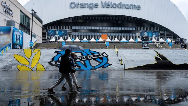 Des piétons passent devant le stade Vélodrome par un jour pluvieux à Marseille, dans le sud de la France, le 21 septembre 2025. (Photo d’illustration)