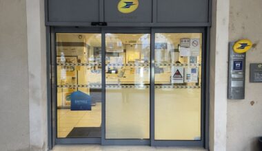 A-t-on le droit d’être malpoli au travail ? Un agent de la Poste suspendu pour son manque de courtoisie