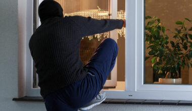 il escaladait les murs pour entrer par les fenêtres ouvertes