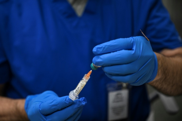 Un agent de santé prépare une dose de vaccin contre la rougeole à Lubbock, au Texas, le 27 février 2025 ( AFP / RONALDO SCHEMIDT )