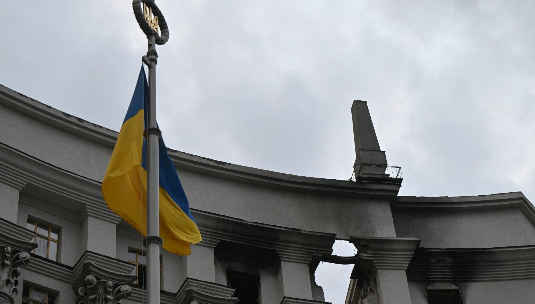 un missile a été utilisé pour frapper le siège du gouvernement dimanche, selon Kiev