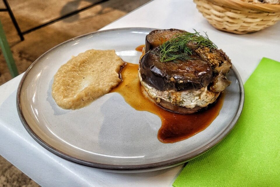 Joli travail sur l'aubergine, soudain devenue tatin.
