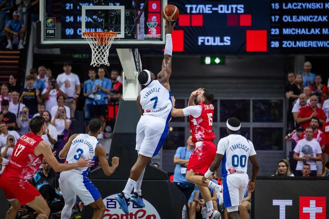 Le Français Guerschon Yabusele et le Polonais Kamil Laczynski (maillot rouge), lors de l’Euro de basket, à Katowice (Pologne), le 2 septembre 2025.