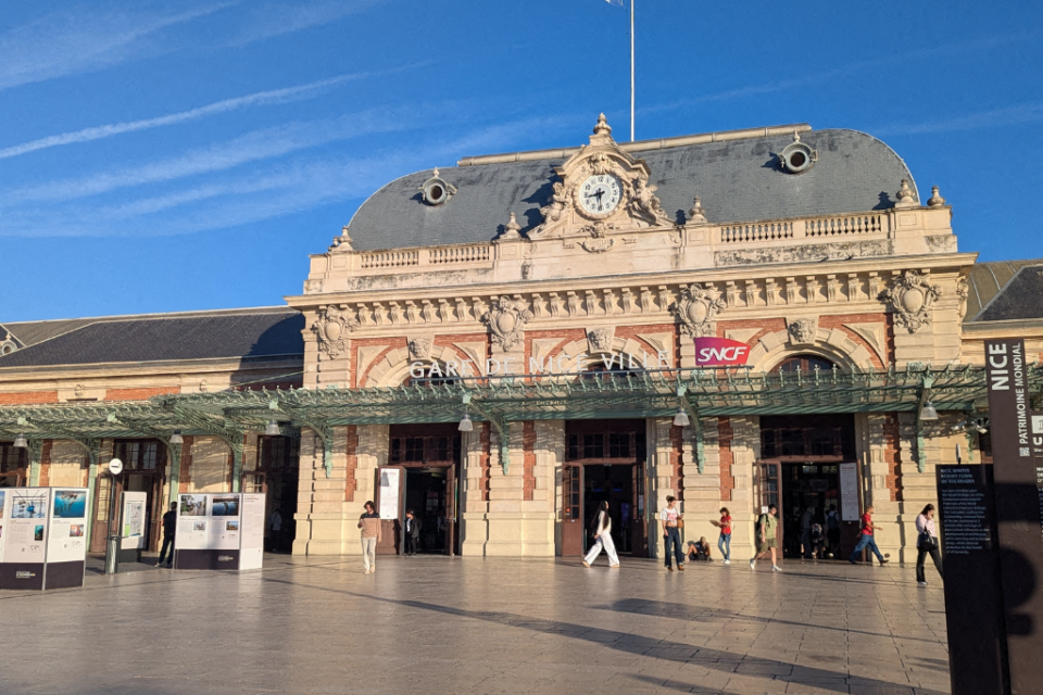 À Nice, le départ de la manifestation est prévu entre 9h et 10h sur le parvis de la gare Thiers. À 8h30, aucun manifestant n'était encore sur place.