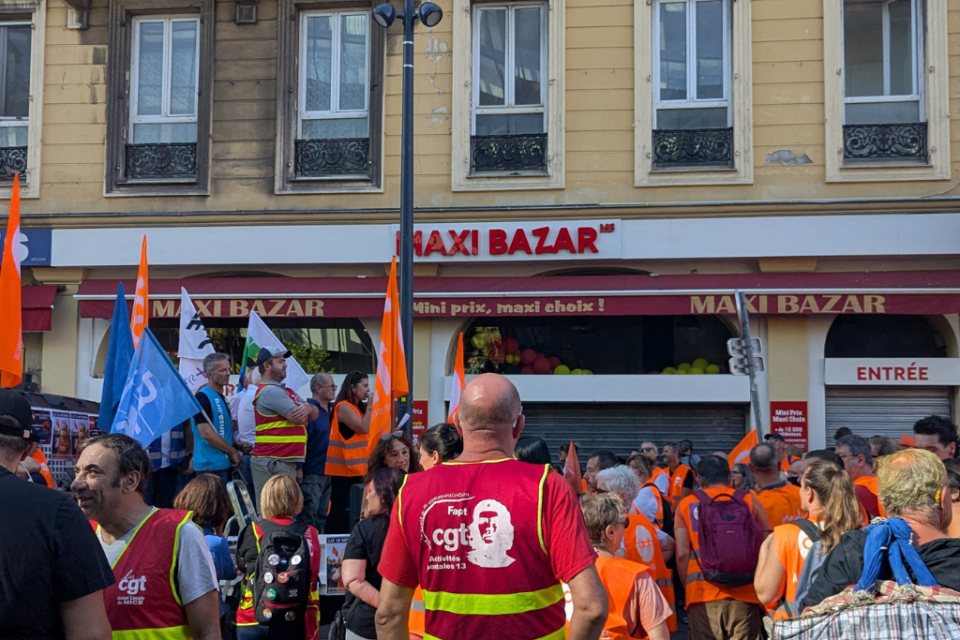 Le cortège part de la gare à 10h40, direction l'avenue Jean Médecin.