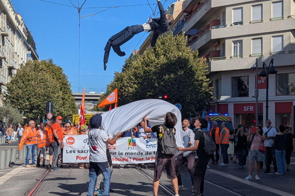 Un pantin d'Emmanuel Macron vol dans le cortège de la manifestation du 18 septembre.