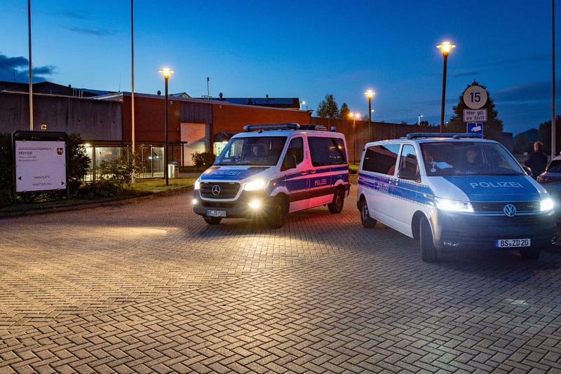 La police surveille l'entrée de la prison de Sehnde (Allemagne) où est détenu Christian B., le 17 septembre 2025